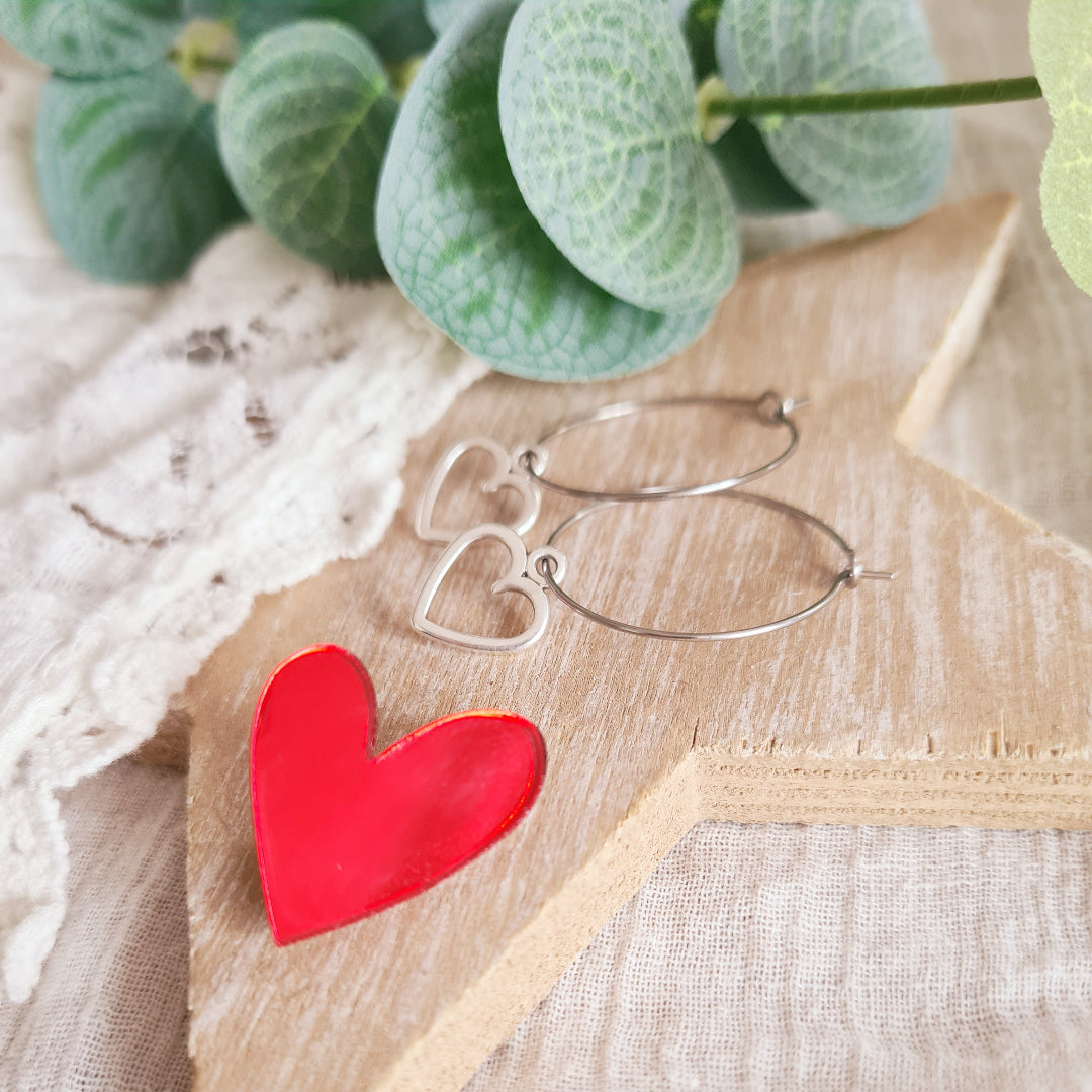 Hartjesoorbellen met rode hartjespin – speels & liefdevol