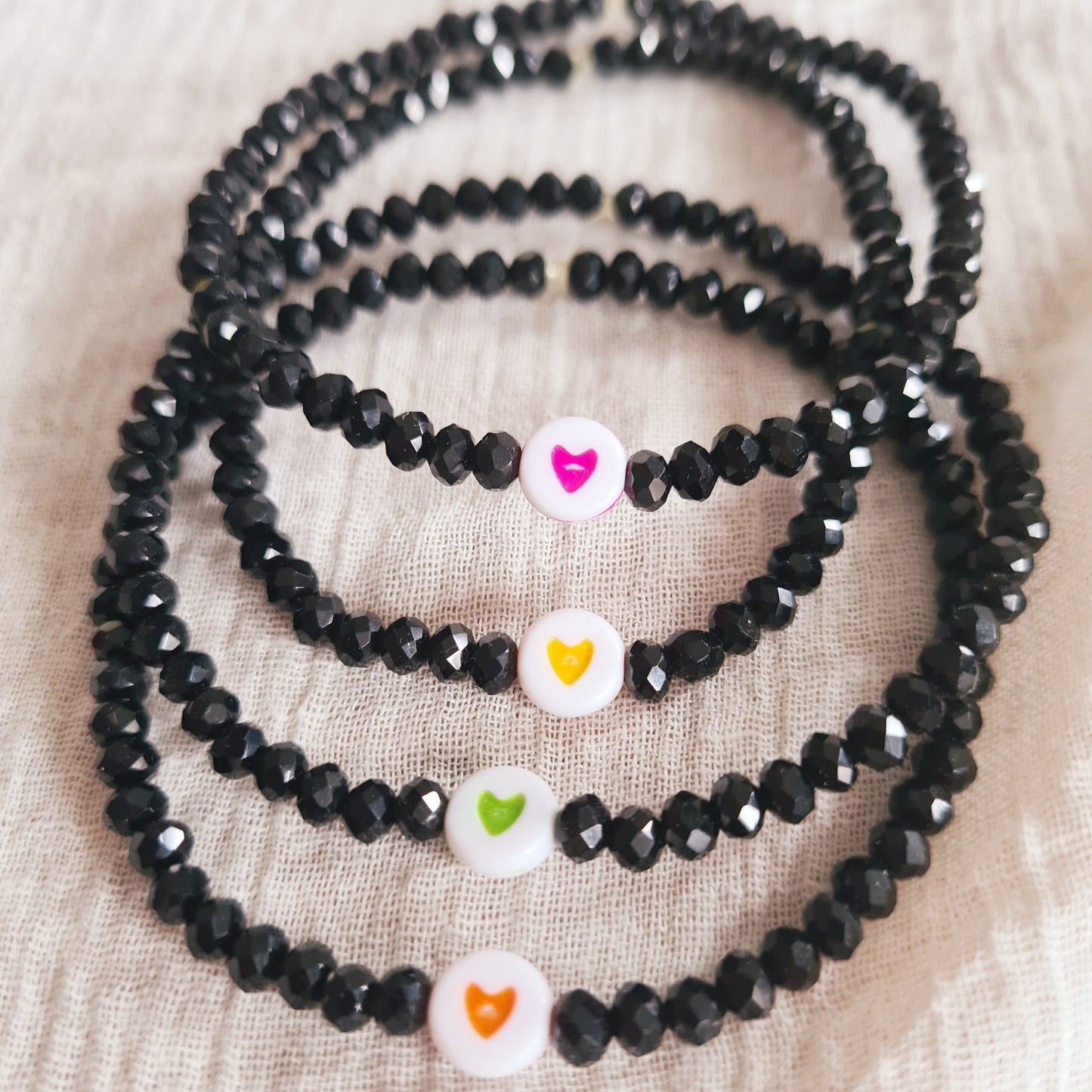 Set met zilverkleurige hartjesoorbellen en zwart armbandje – subtiel & stijlvol