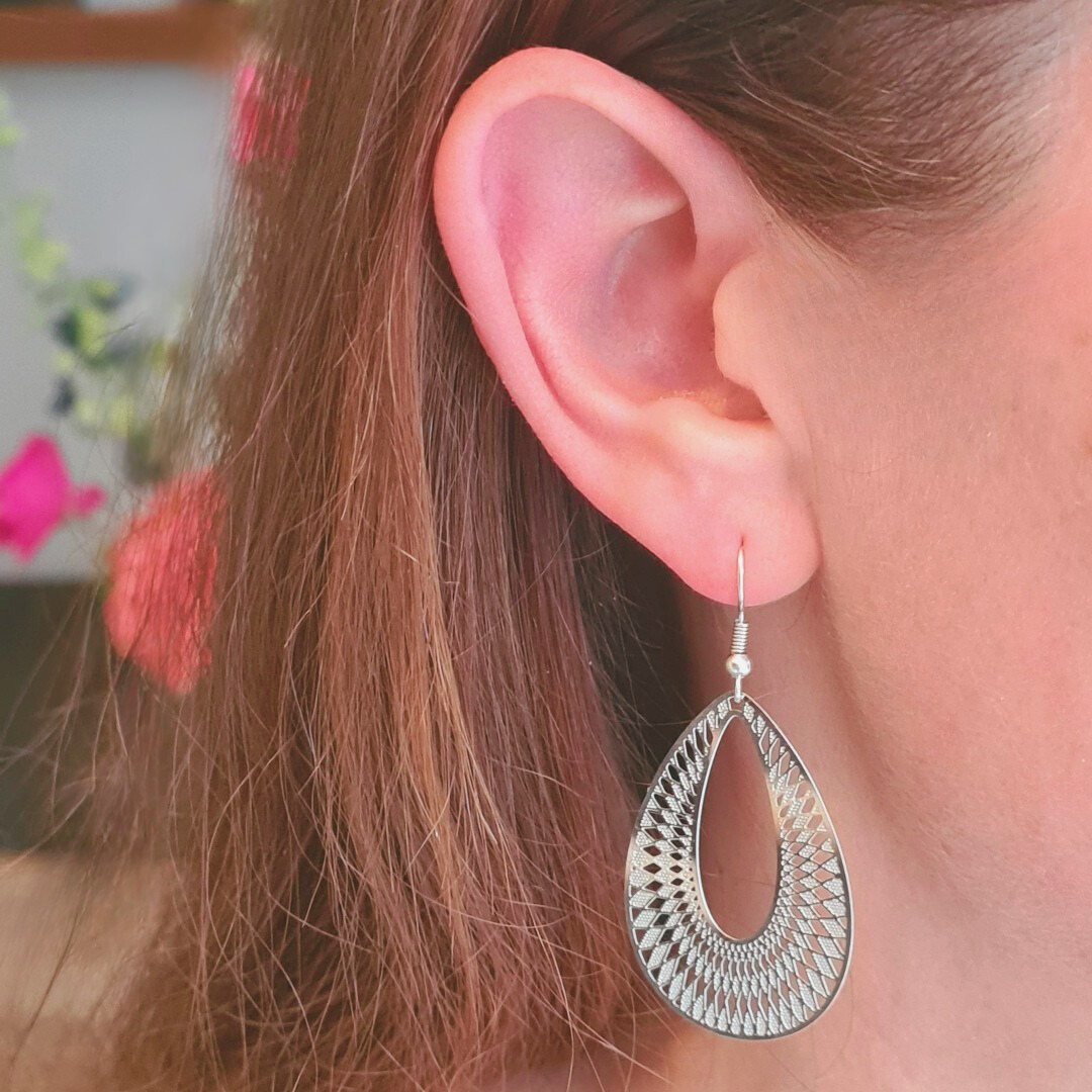Grote zilverkleurige druppel oorbel met chique afwerking