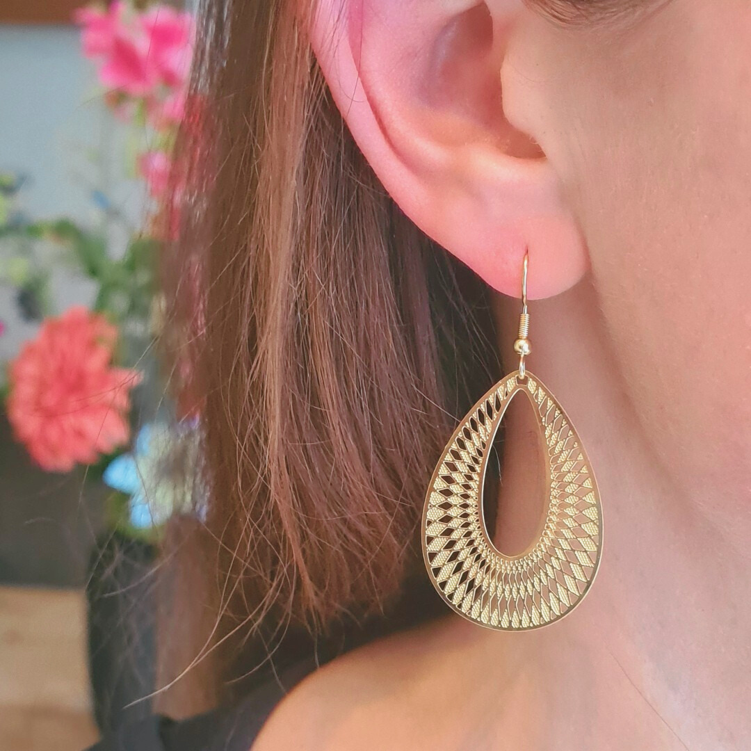 Gouden druppel oorbellen met opengewerkt patroon