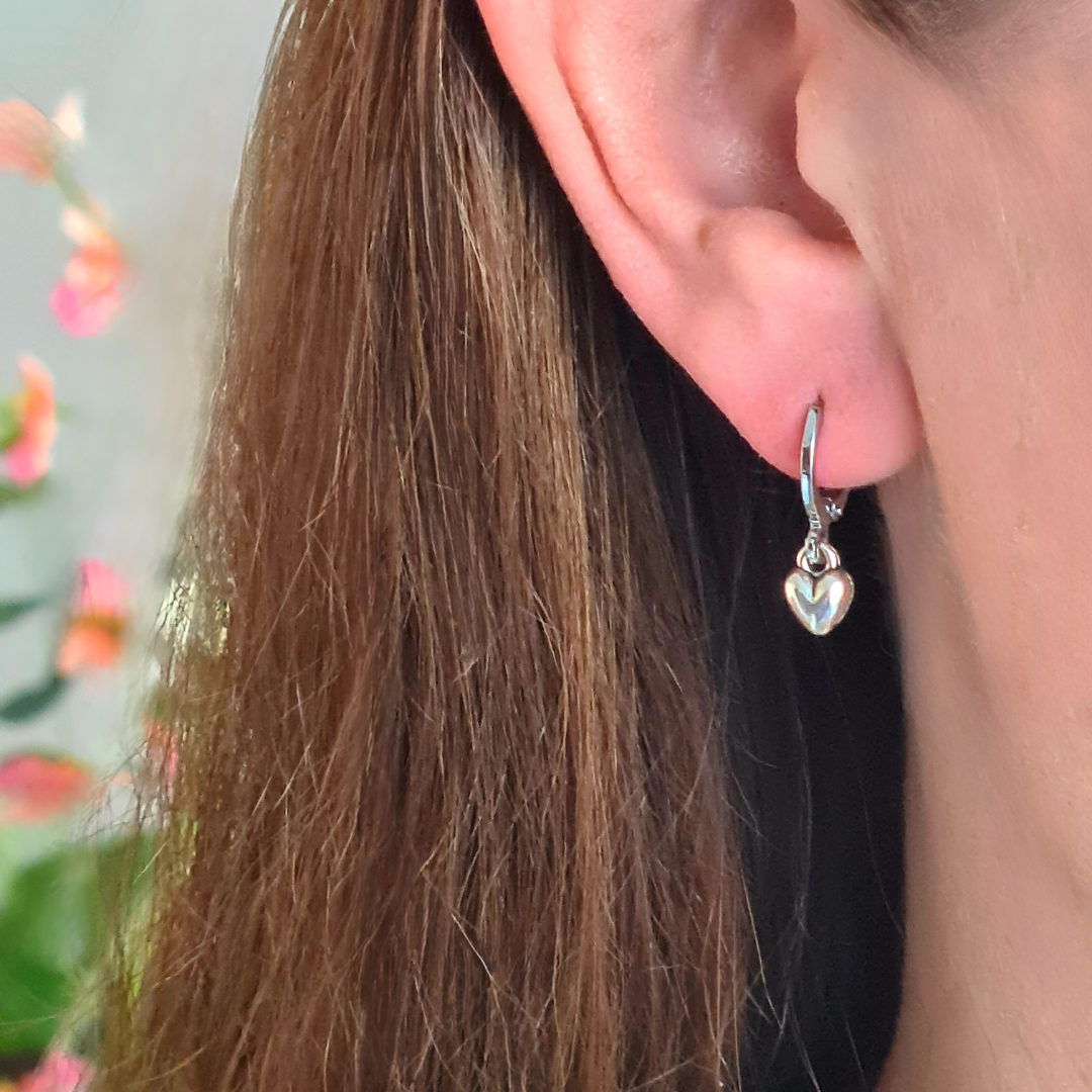 Zilveren ringetjes met hartvormig bedeltje