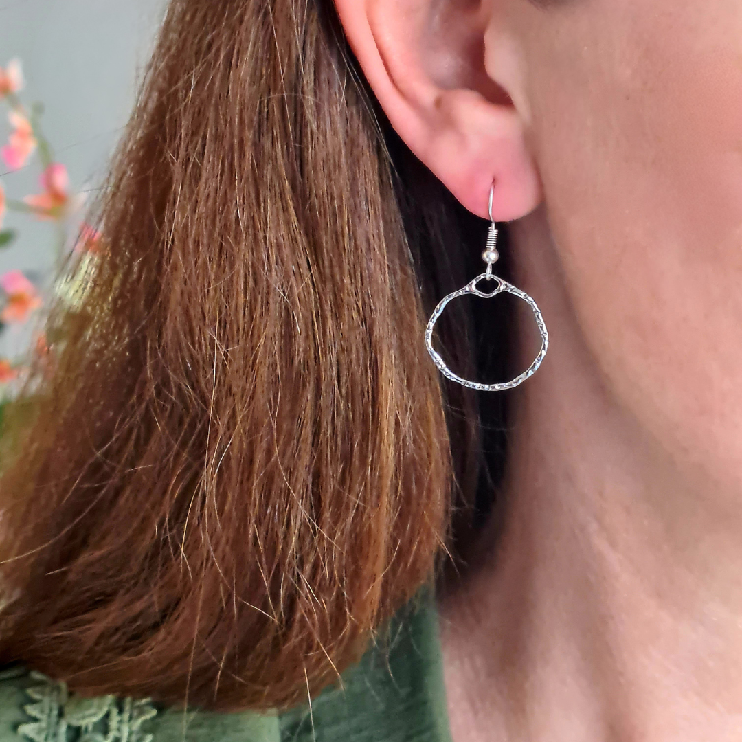 Zilveren ringvormige oorbellen met chique afwerking