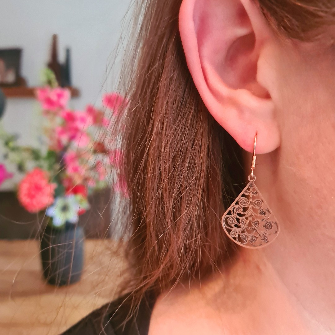 Bronzen bohemian druppel oorbellen met speels opengewerkt design