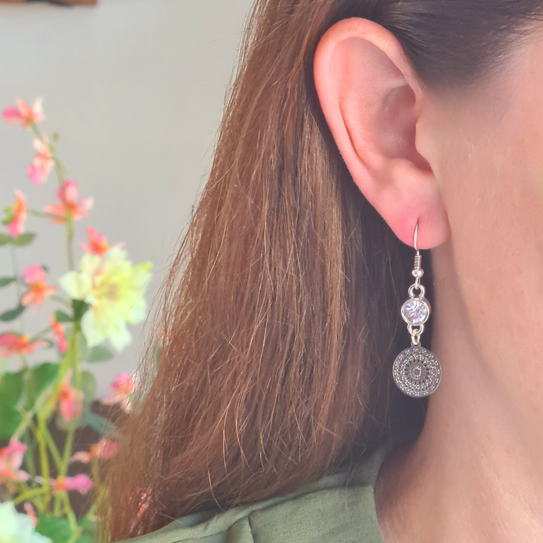 Lange boho oorbellen zilver/lila met filigraan en lila steentje