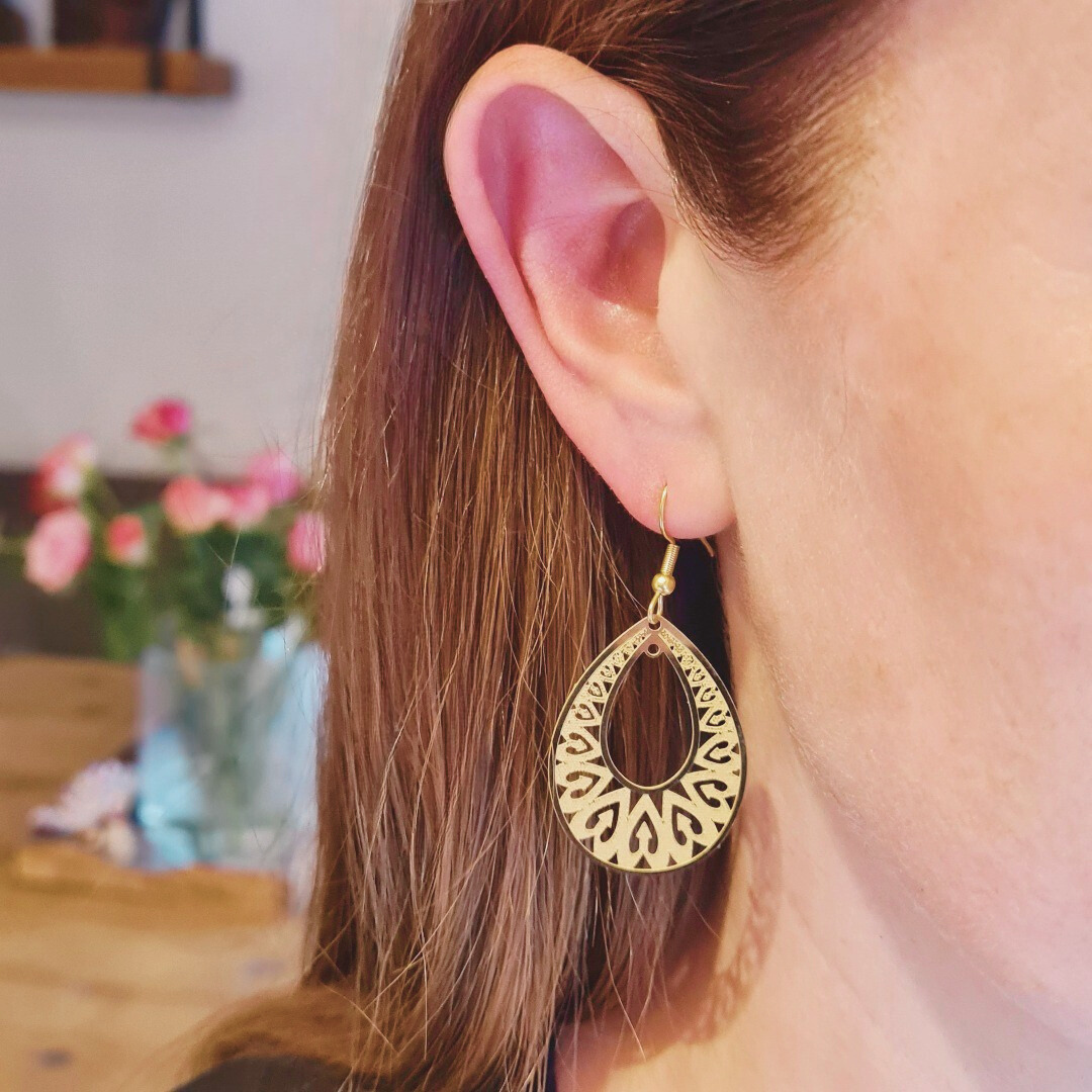 Grote druppel oorbel in goud met bohemian look