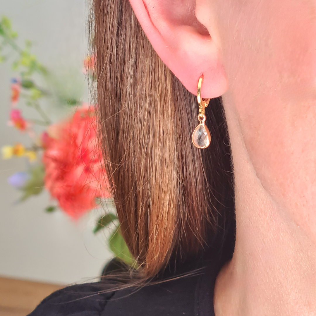 Ringetjes goud met druppelvormig kristalglas steentje transparant