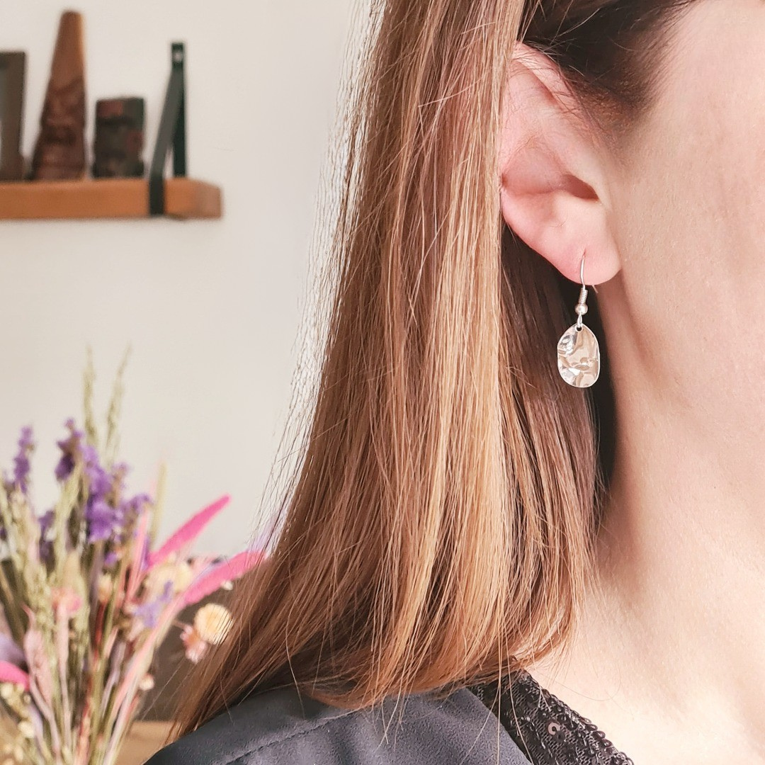 Zilveren oorhangers met gehamerde bedel in subtiele glans