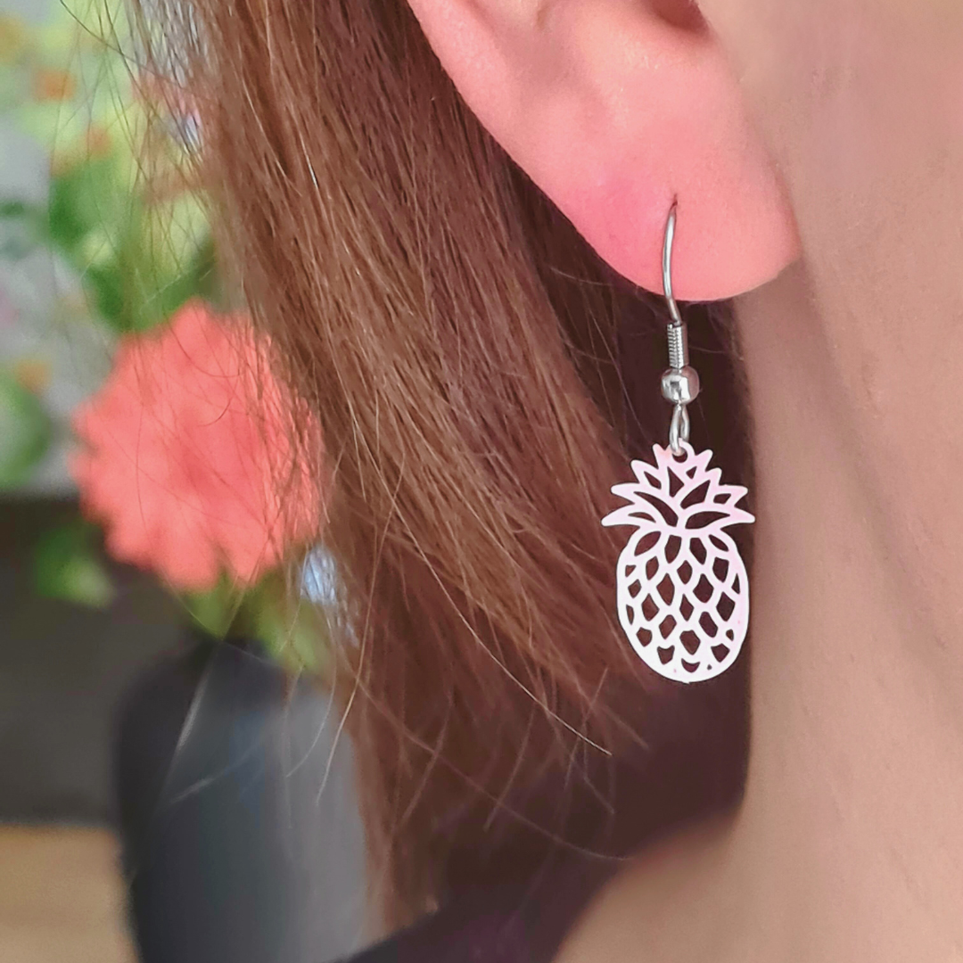 Zilverkleurige oorbellen met roze ananasbedel