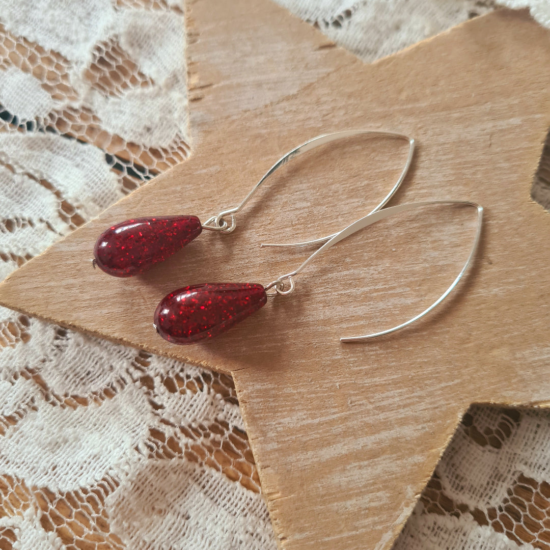 Lange zilveren oorbellen met bordeaux druppel van polaris elements