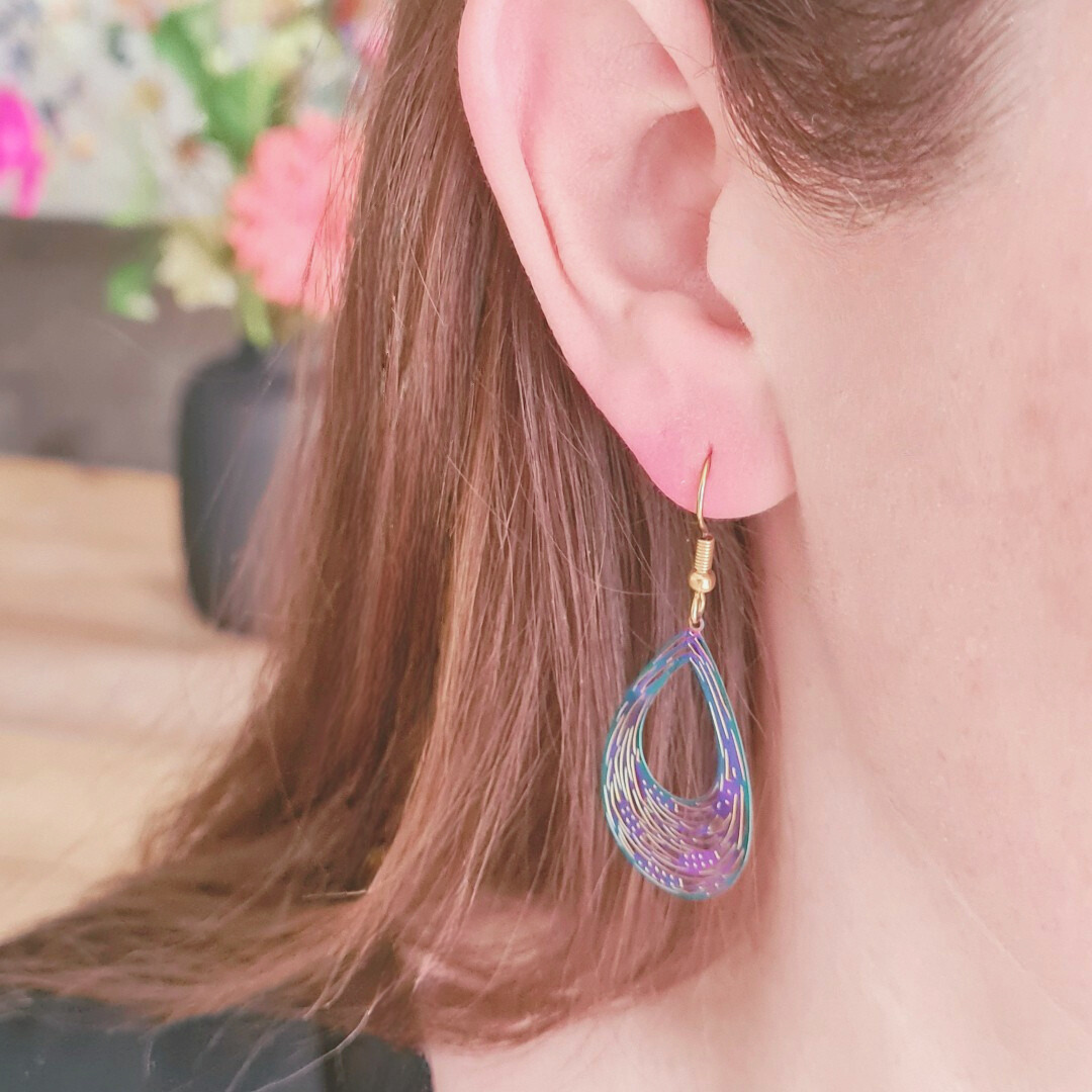 Druppel oorbellen in goud met olie effect