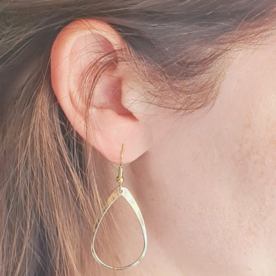 Stijlvolle druppel oorbel in goud