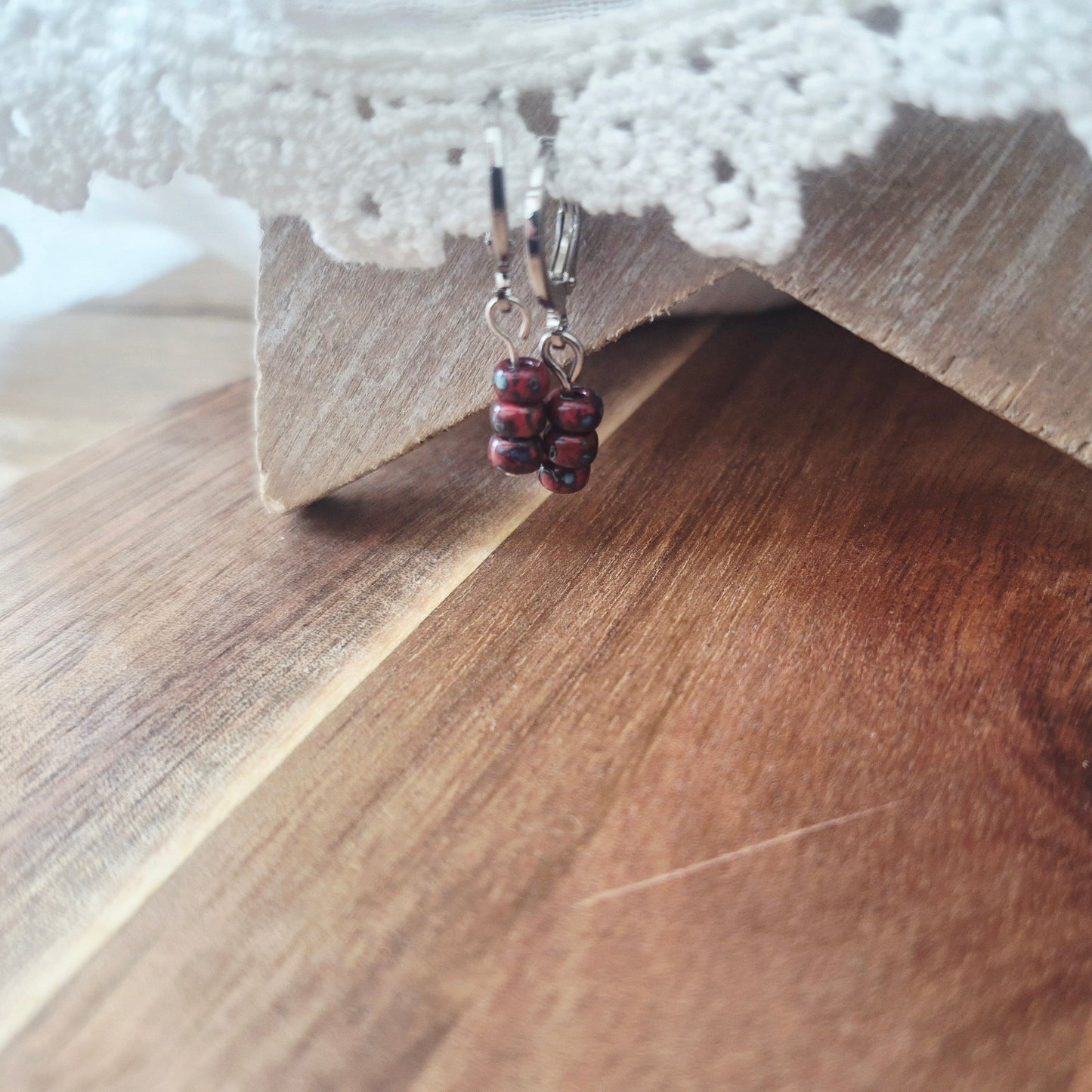 Kleine zilveren oorbellen rode picasso rocaille kraaltjes