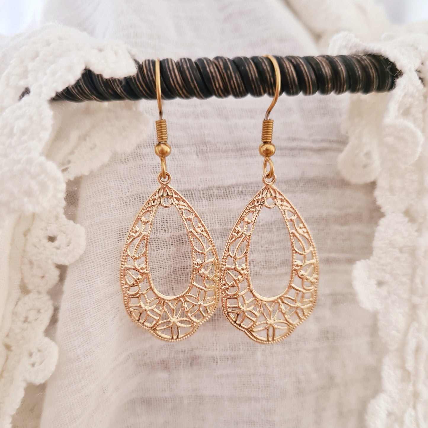 Gouden bohemian oorbellen met verfijnd motief op witte achtergrond, lichtgewicht 1 gram per stuk, nikkelvrij