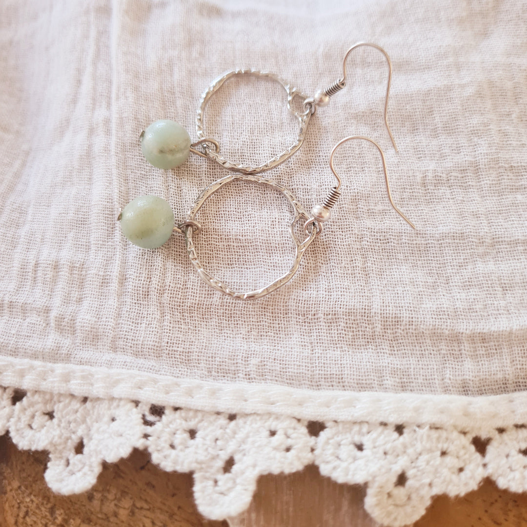 Zilverkleurige oorbellen met ronde open ring en blauwgroene steen