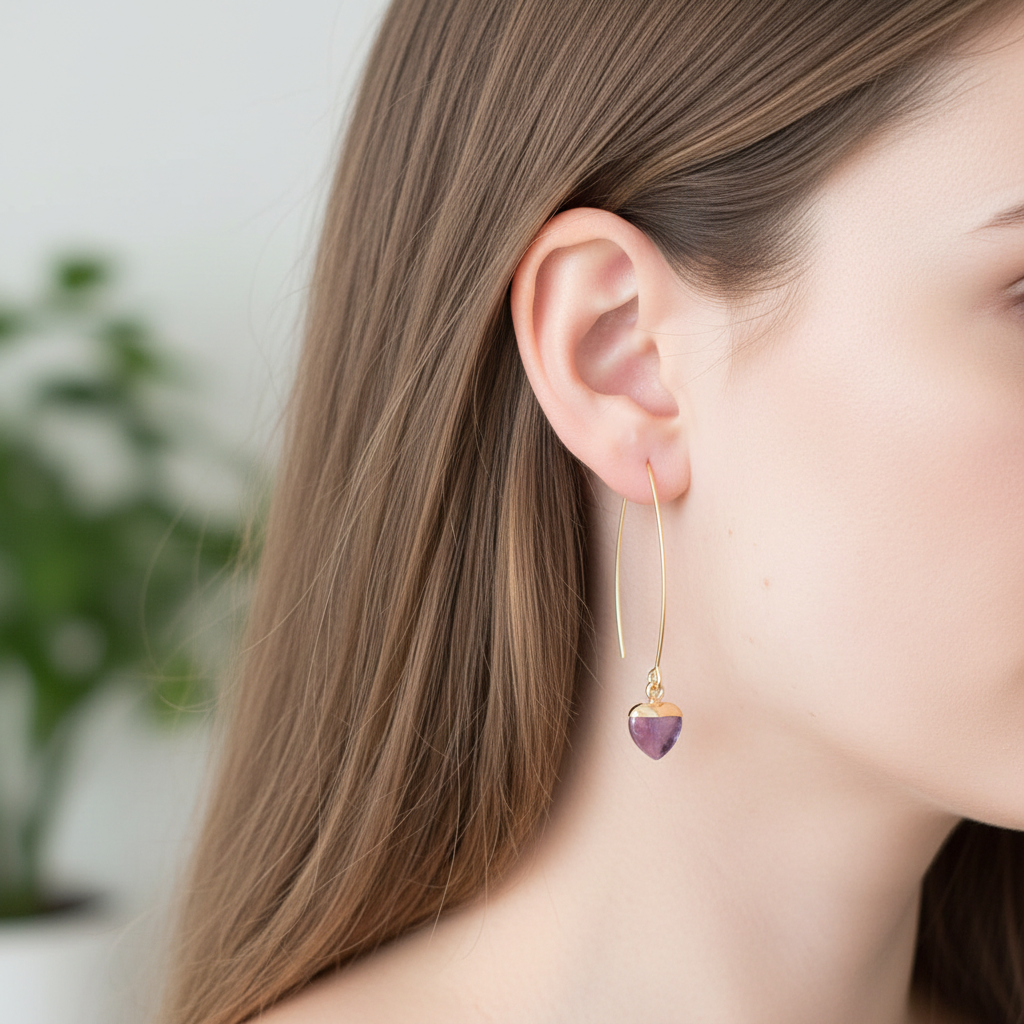 Gouden oorbellen met amethist hart op ander model