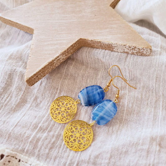 Oorbellen met blauwe glaskraal en gouden bedel van Little Suzies