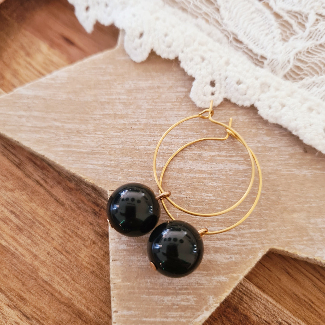 Goudkleurige oorbel met zwarte obsidiaan en kliksluiting van stainless steel, 4,1 cm