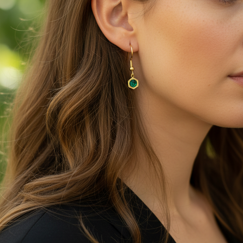 Goudkleurige emerald groene geboortesteenoorbel mei - gedragen