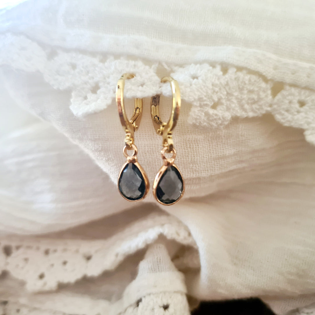 Set goudkleurige oorbellen met facetgeslepen grijze kristalglas steentjes