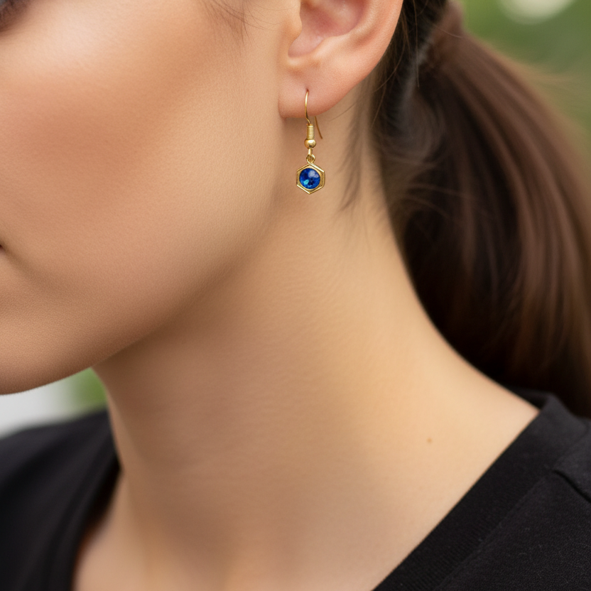 Goudkleurige saffierblauwe geboortesteenoorbel september - gedragen