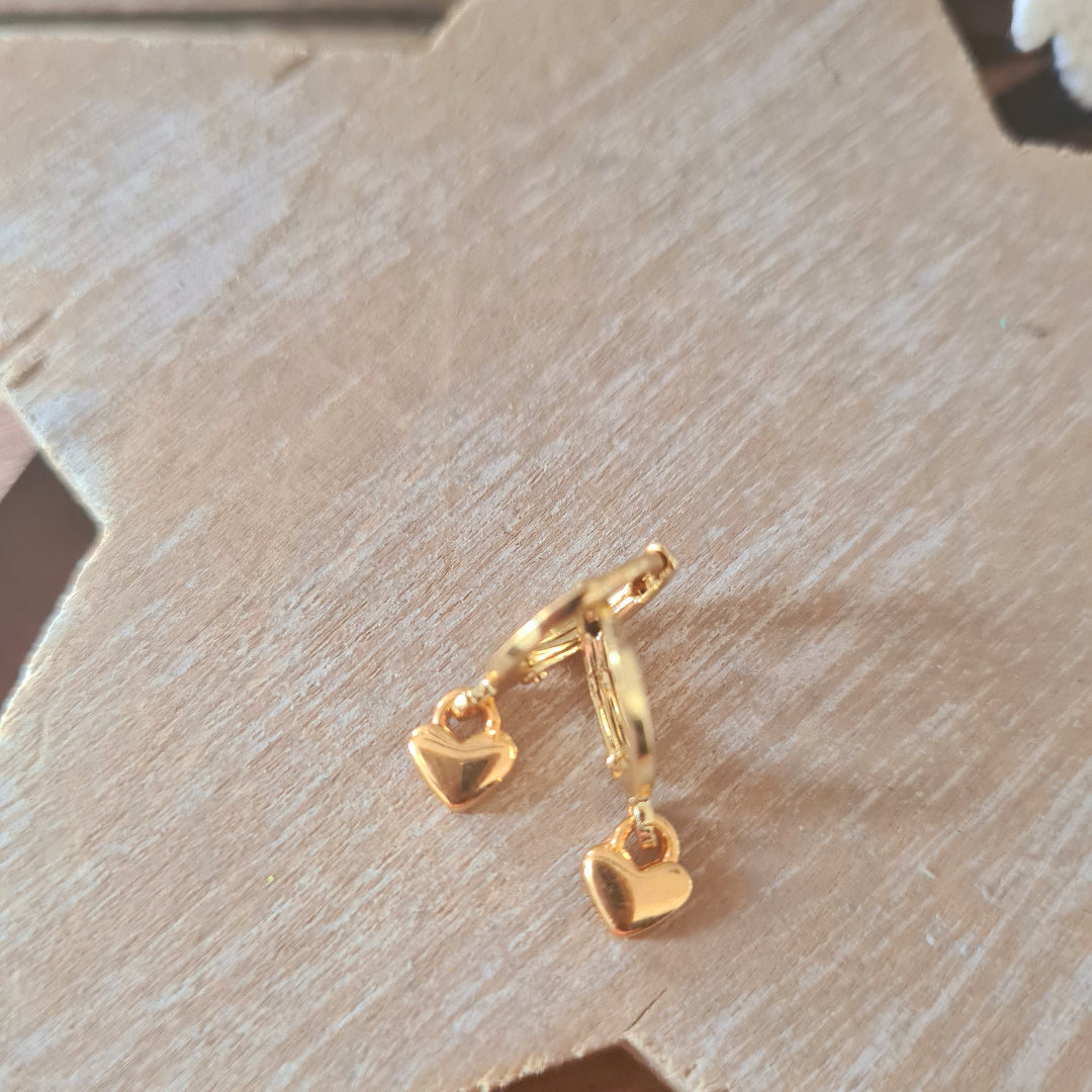 Gouden ringetjes met hartvormig bedeltje, ringetjes met kliksluiting nikkelvrij