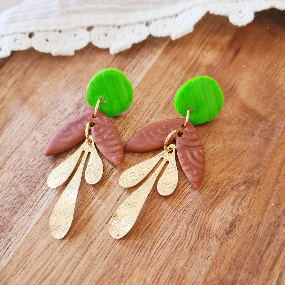 Uniek paar oorbellen van polymeerklei met goudkleurige bladdetail
