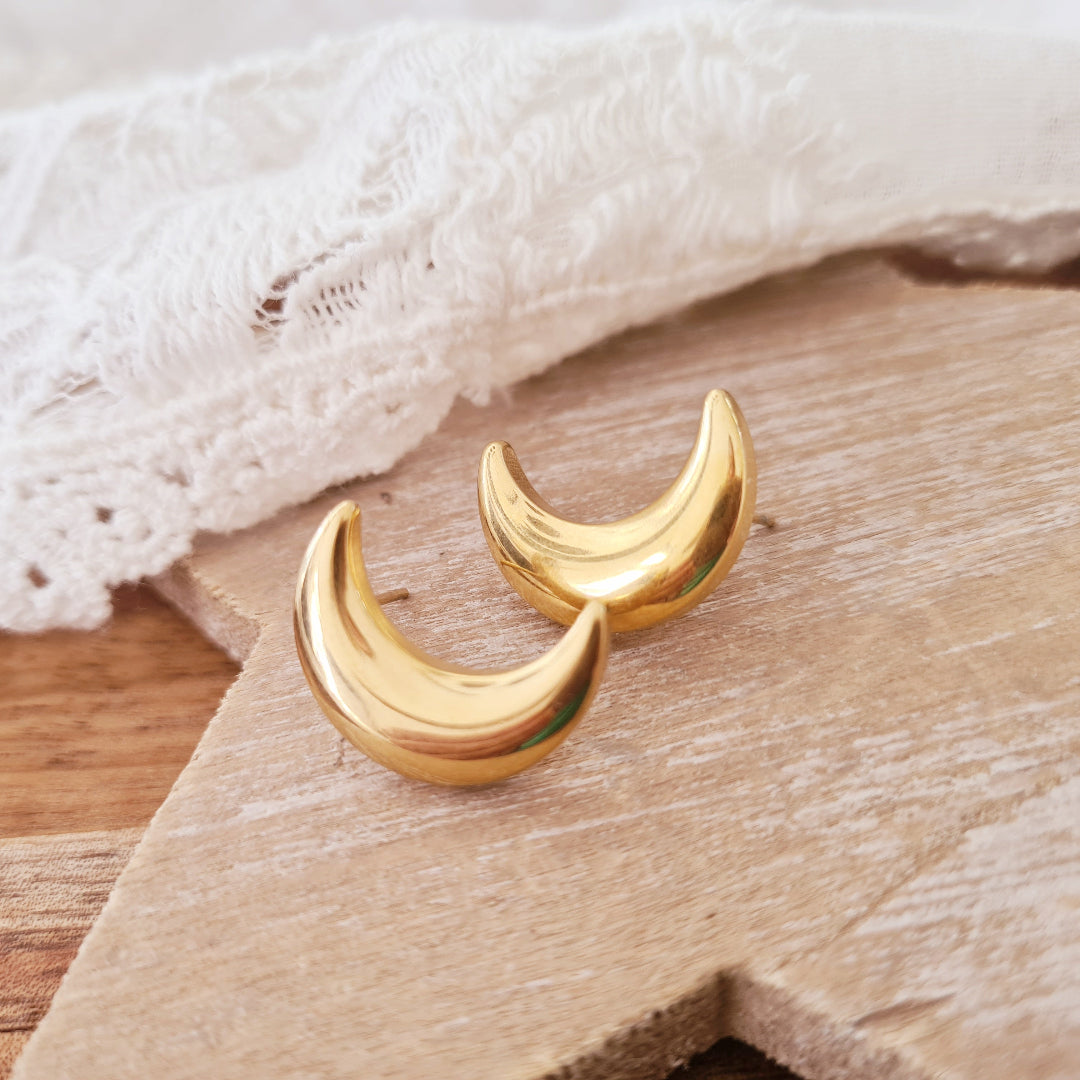 Grote oorstekers in maanvorm met goudkleurige afwerking
