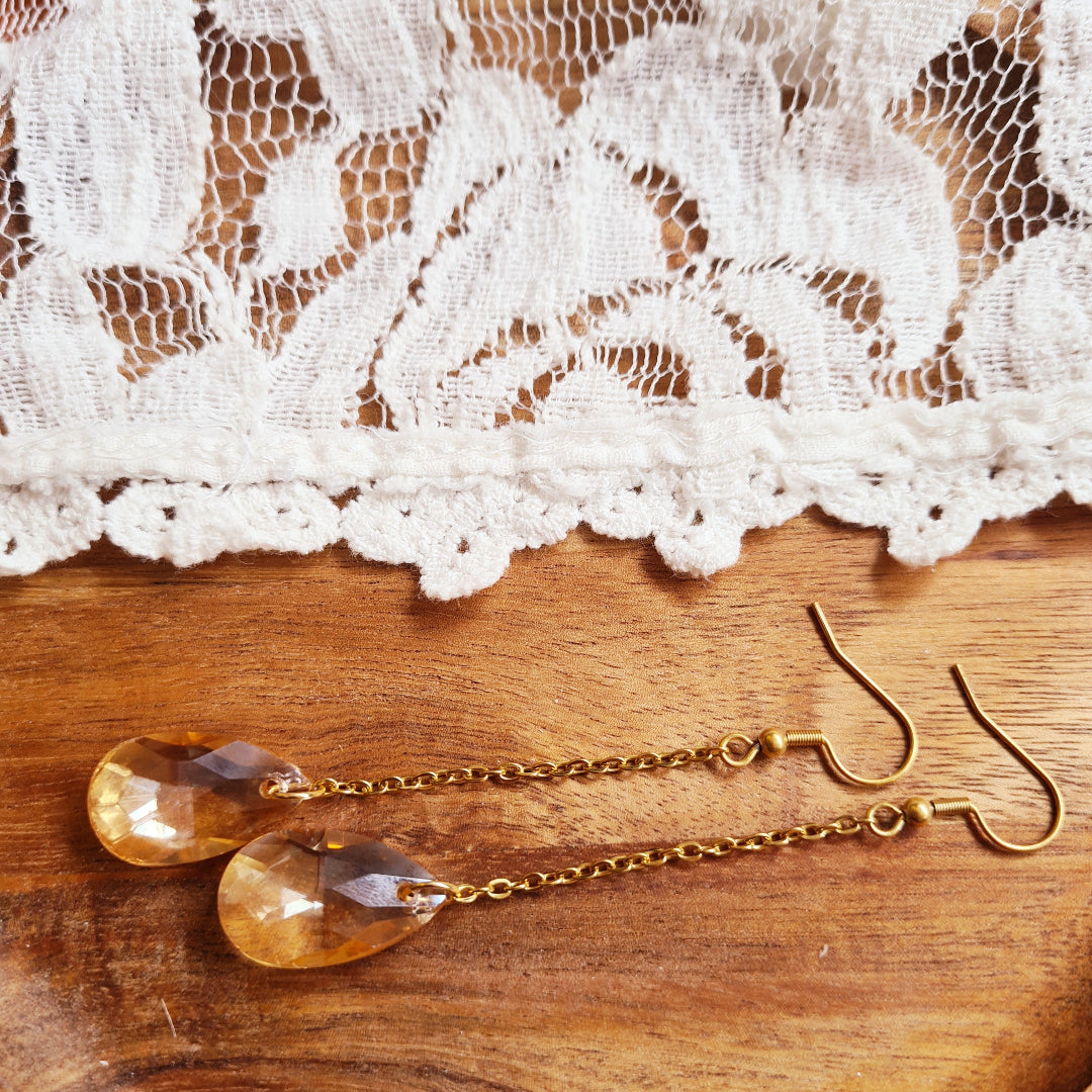 Lange gouden druppel oorbellen met oranje glazen steen limited edition