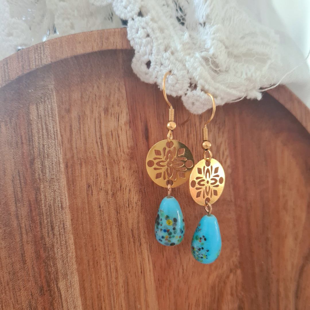 Lichtblauwe oorbellen met gouden bedel van Little Suzies