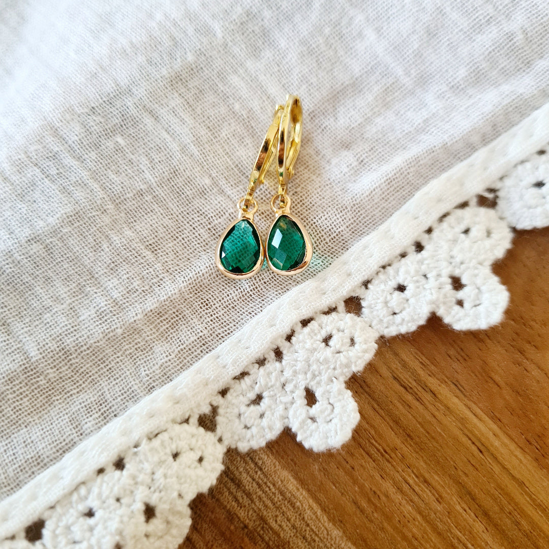 Oorbellen met groen facetgeslepen druppelsteentje en gouden ringetje