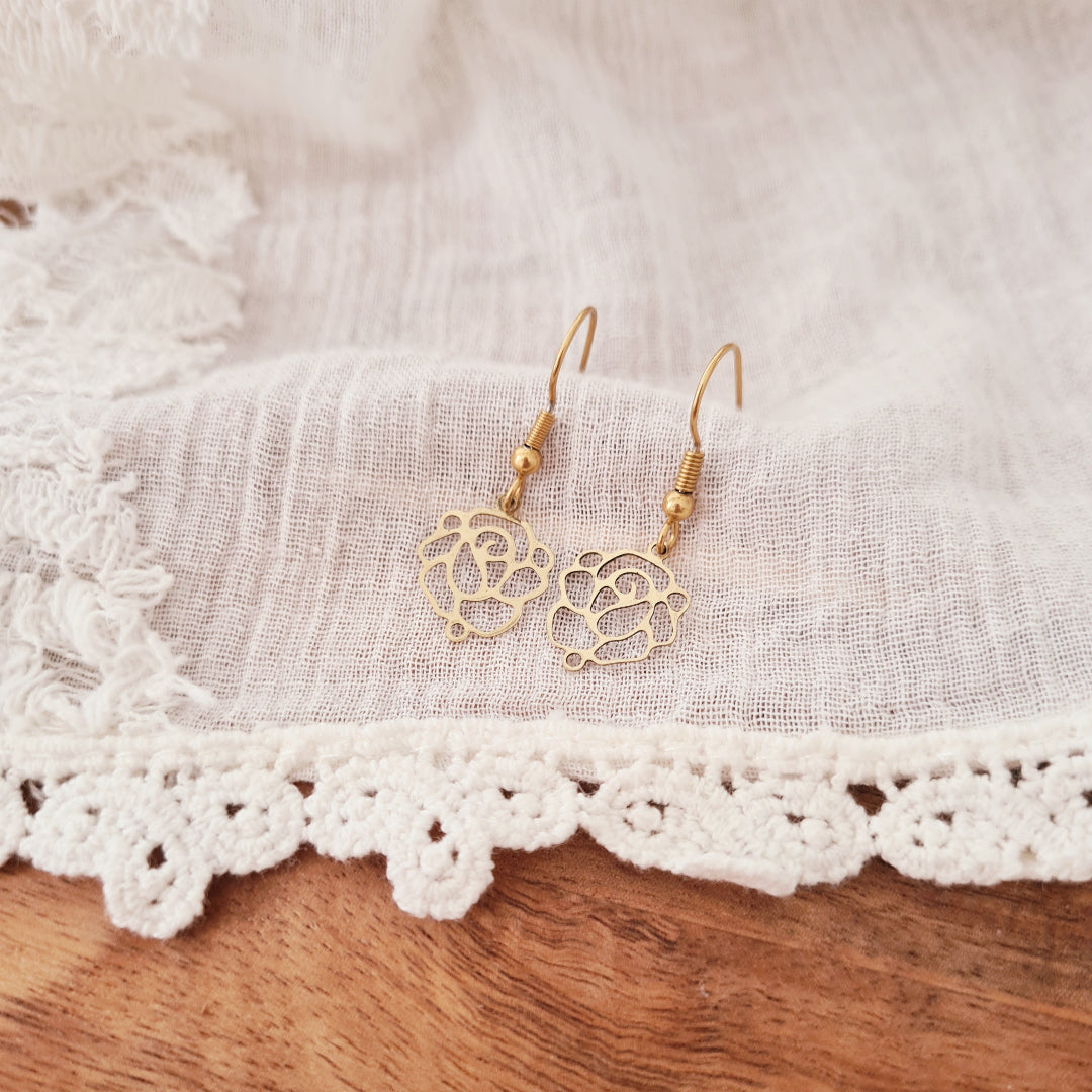 Goudkleurige oorbellen met roosvormige bedel van metaal, 3,5 cm lang