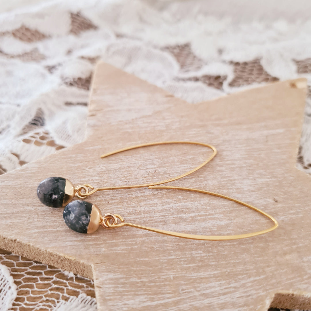 Goudkleurige oorbel met ovale larvikiet en lange haaksluiting