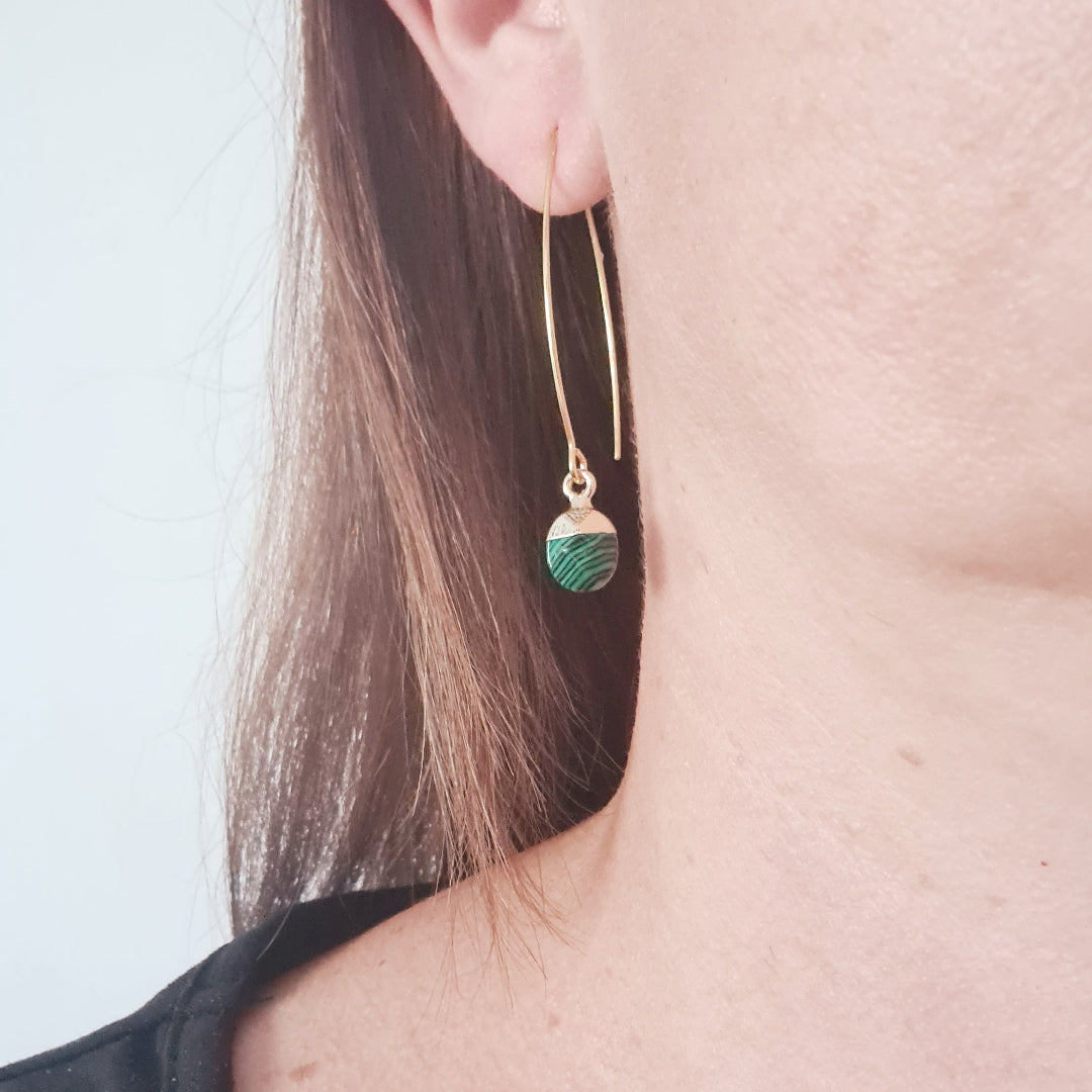 Goudkleurige oorbel met ovale malachiet en lange haaksluiting