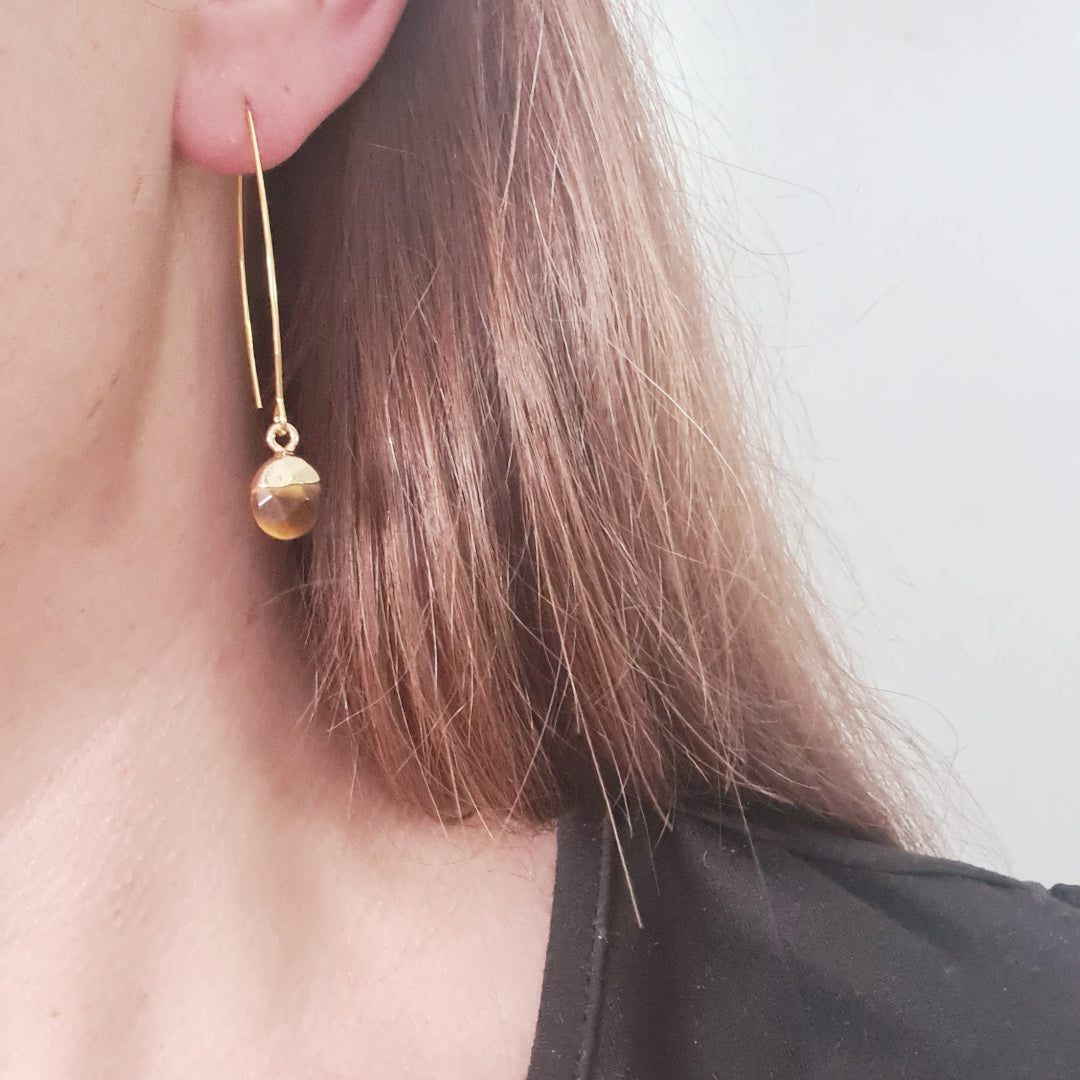 Set oorbellen met bruine tijgeroogsteen en goudkleurige afwerking