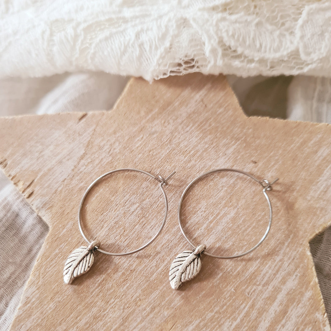 Zilverkleurige stainless steel ringen met kleine bladbedel, circa 4 cm lang