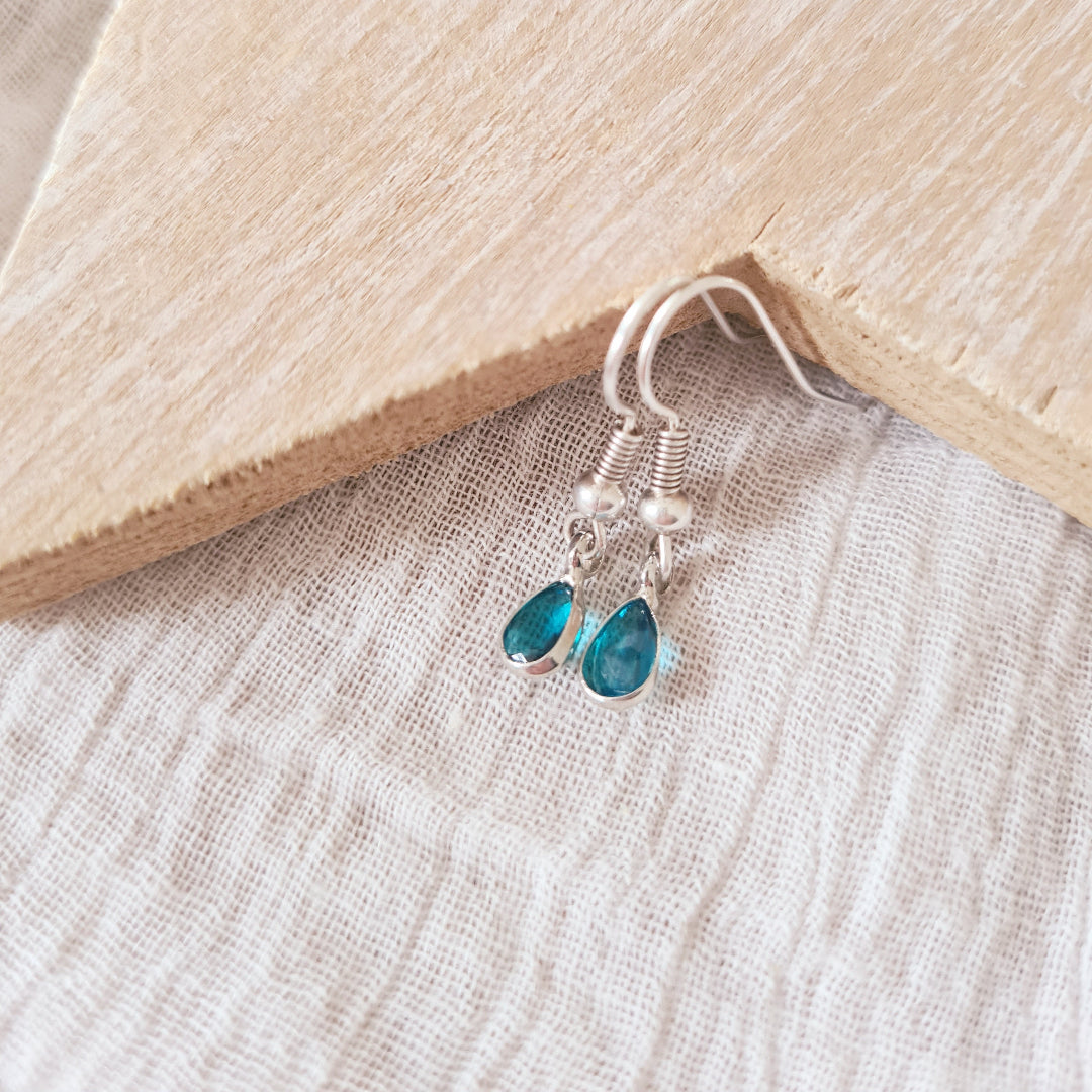 Oorbellen met blauw kristalglasdruppeltje in zilver, 2,9 cm