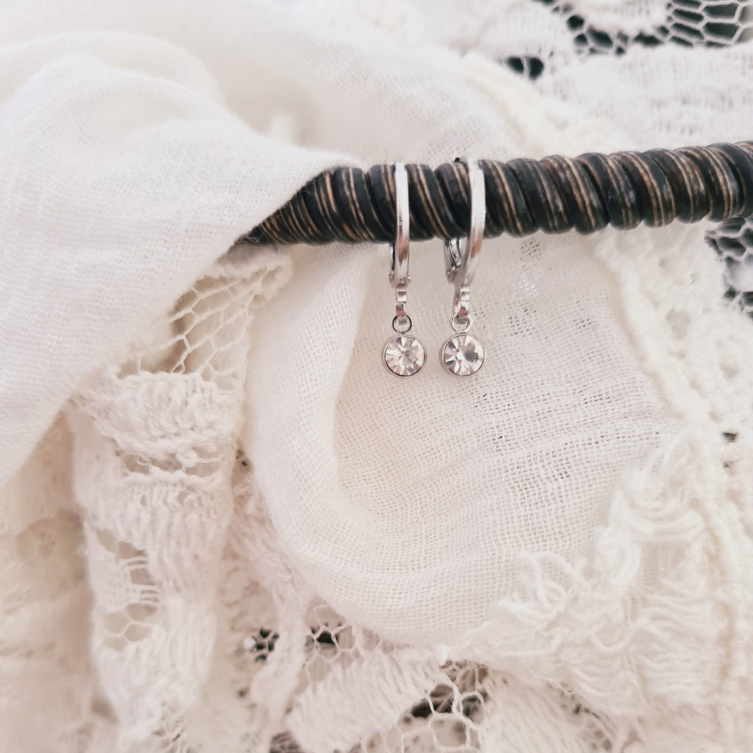 Oorbellen zilver met hanger en transparant glassteentje