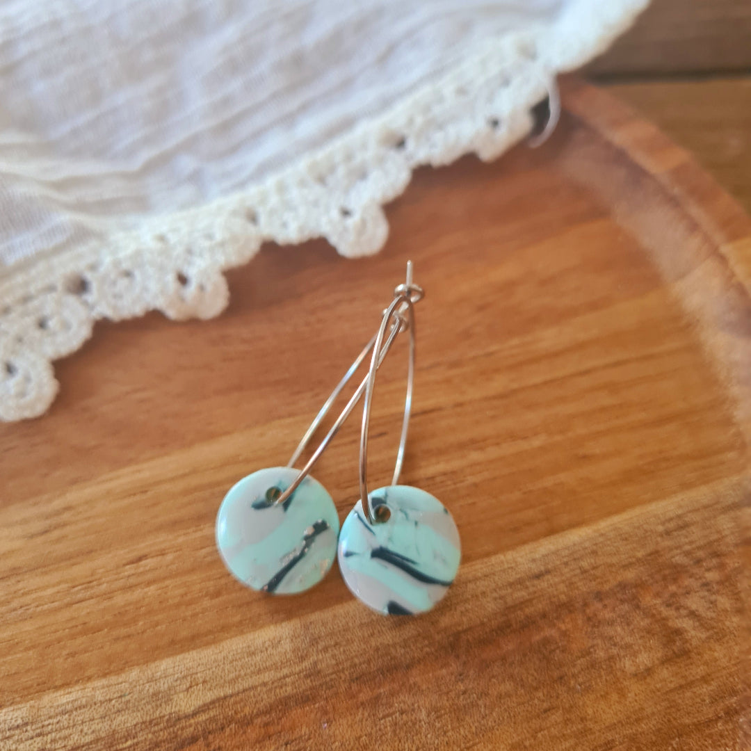 Handgemaakte polymeerklei oorbellen in mintgroen zwart grijs