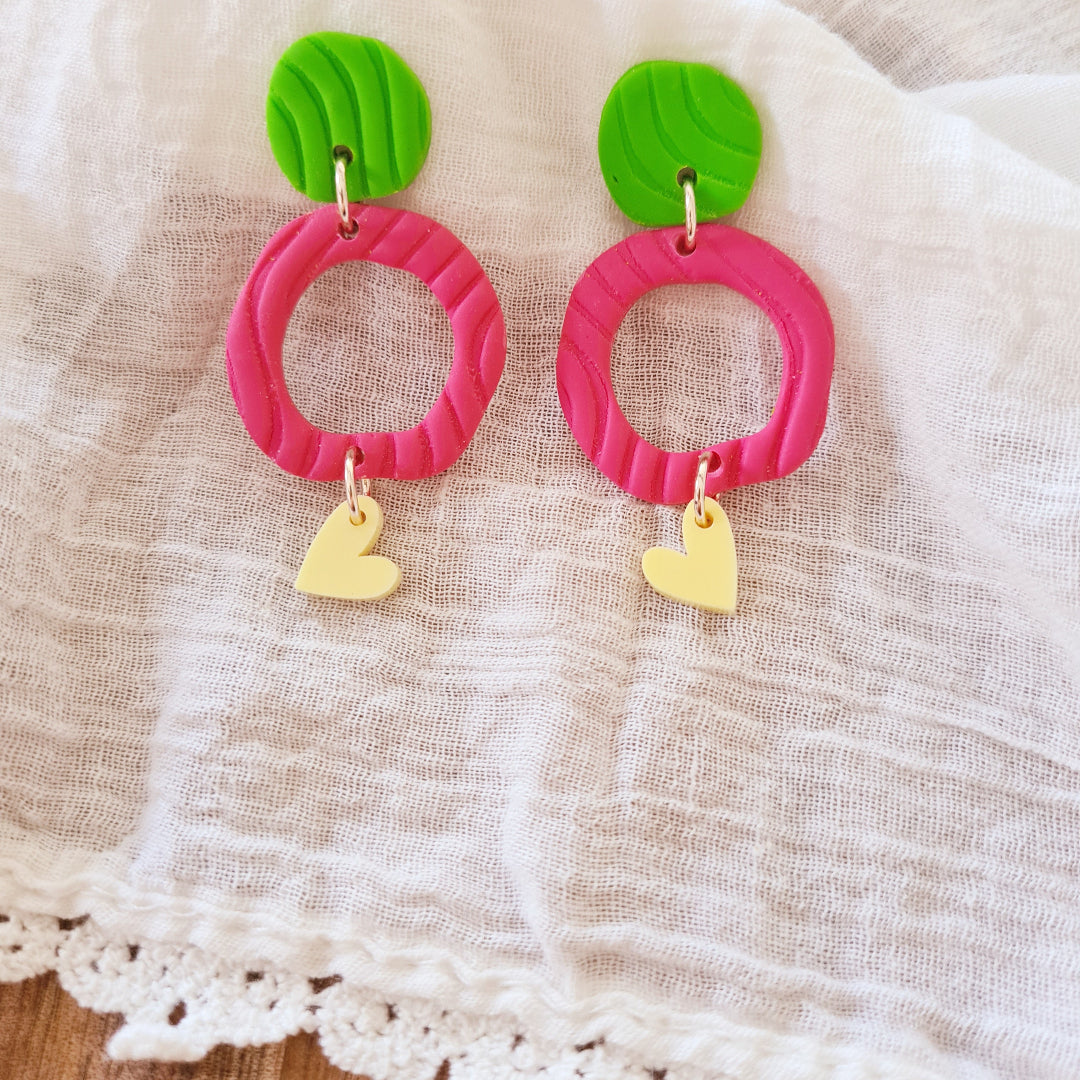 Uniek paar oorbellen van klei met hartvormige bedel en frisse kleuren