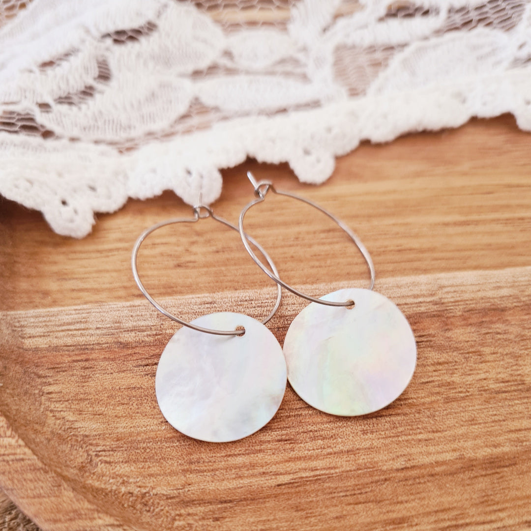 Elegante oorbellen met schelp hanger parelmoer en kliksluiting