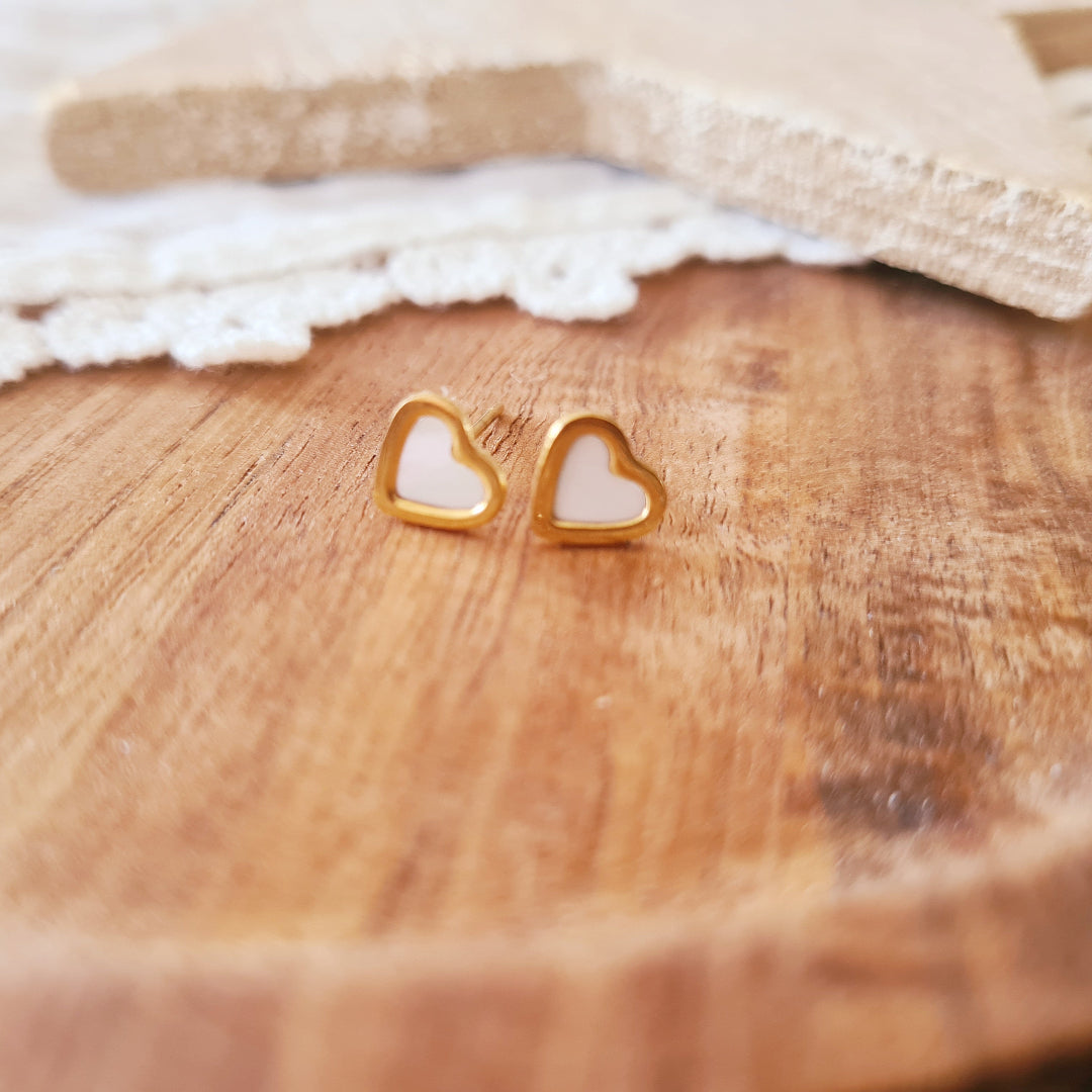 Kleine gouden hartjes van stainless steel met parelmoer glans