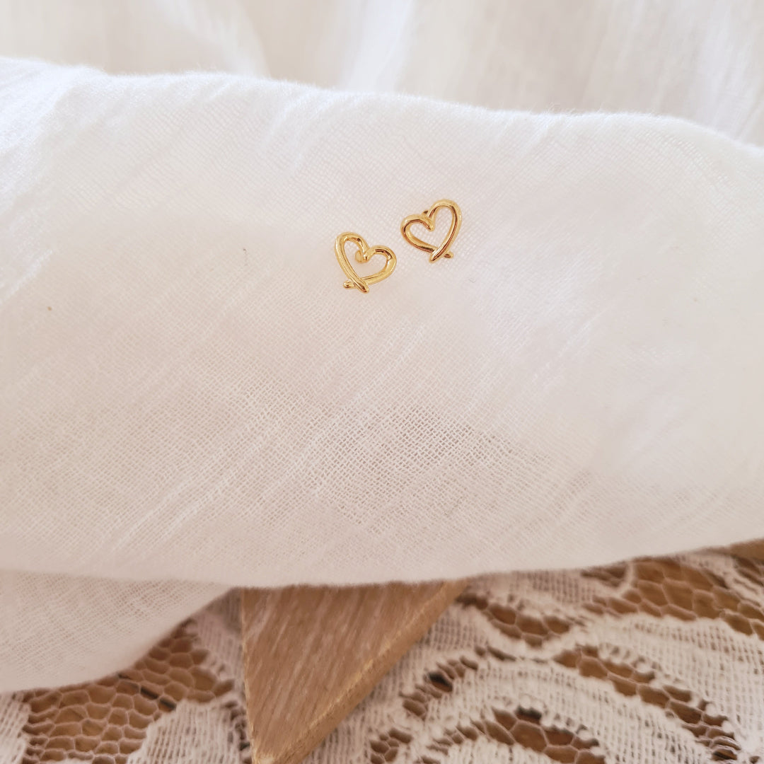 Tijdloze gouden hartjes oorstekers lichtgewicht en nikkelvrij