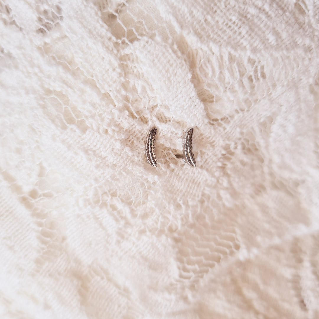 Kleine zilveren stekers met veer