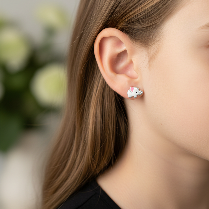 Zilveren kinderoorbellen met heel klein olifantje