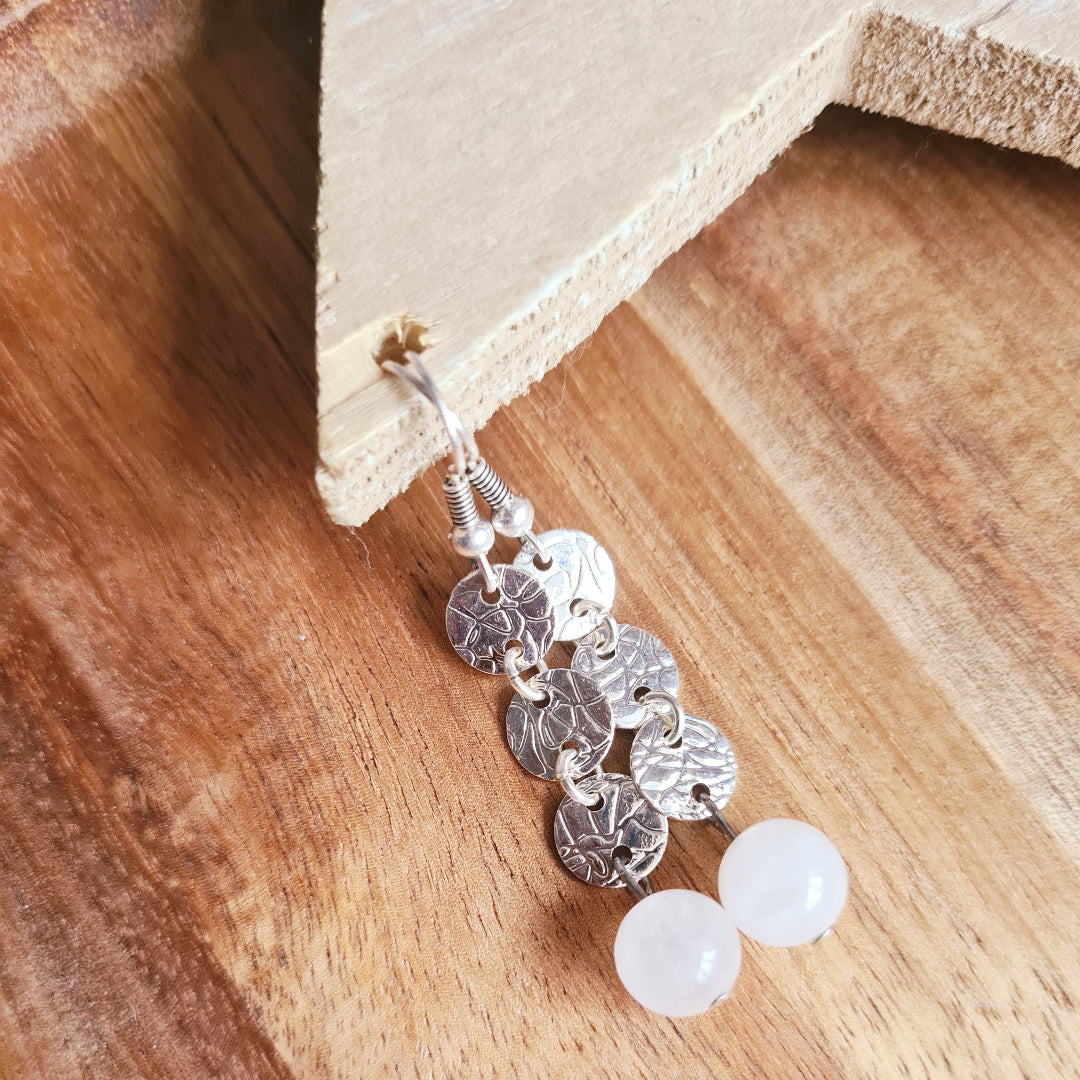 oorbellen met roze rozenkwarts en muntvormige bedels