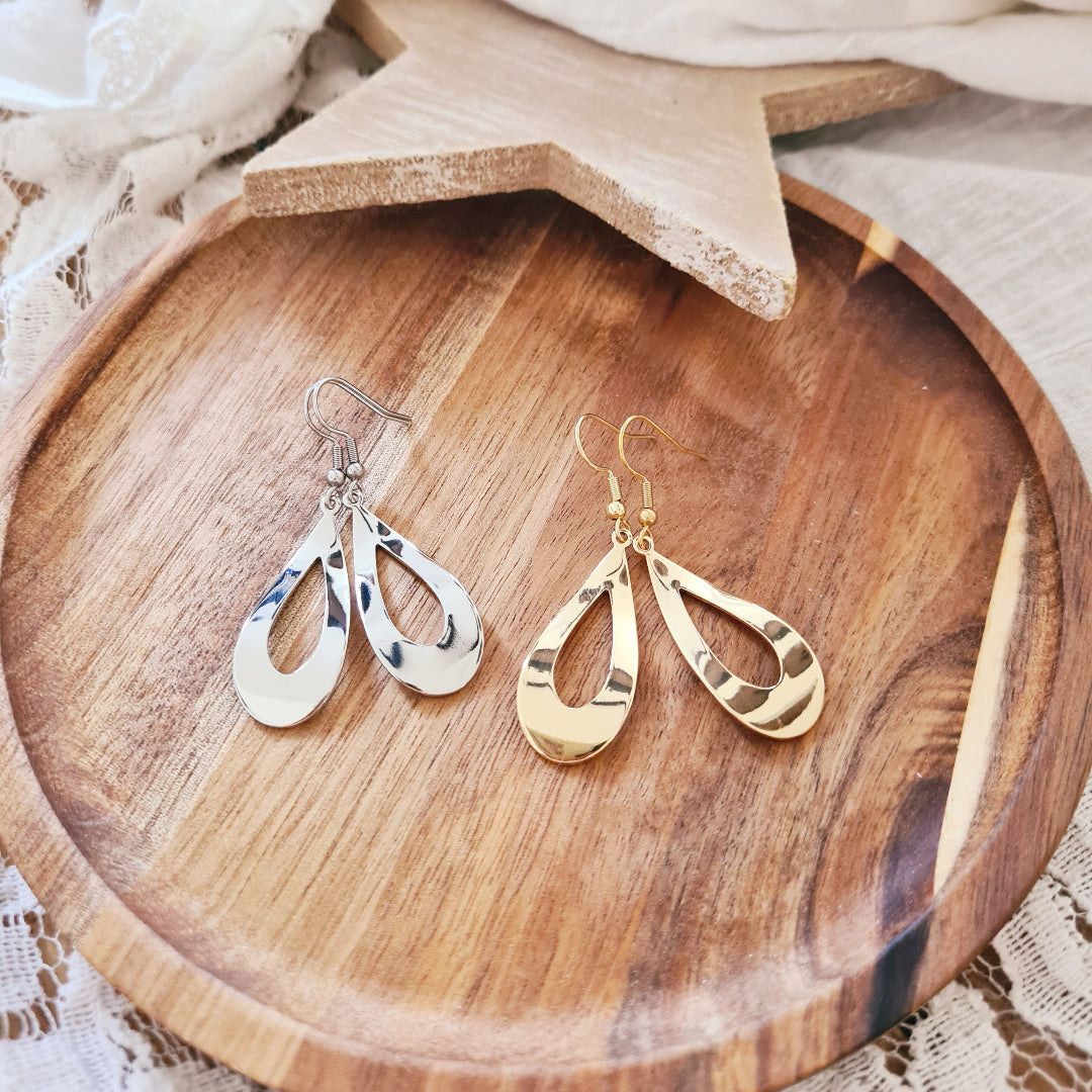 Tijdloze oorbellen met zachte glans in goud en zilver