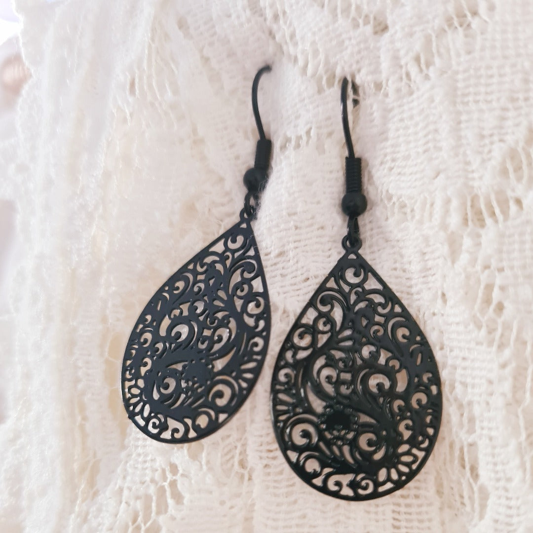 Close-up zwarte boho druppel oorbellen elegant open boho design