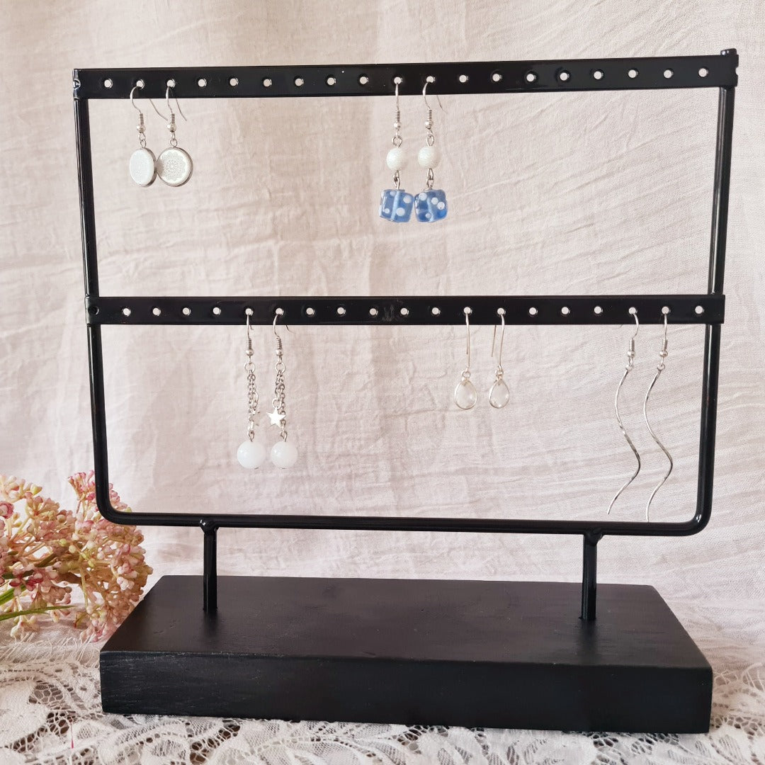 Zwart oorbellenrek met donkerbruine houten voet – 2 rijen, 40 gaatjes