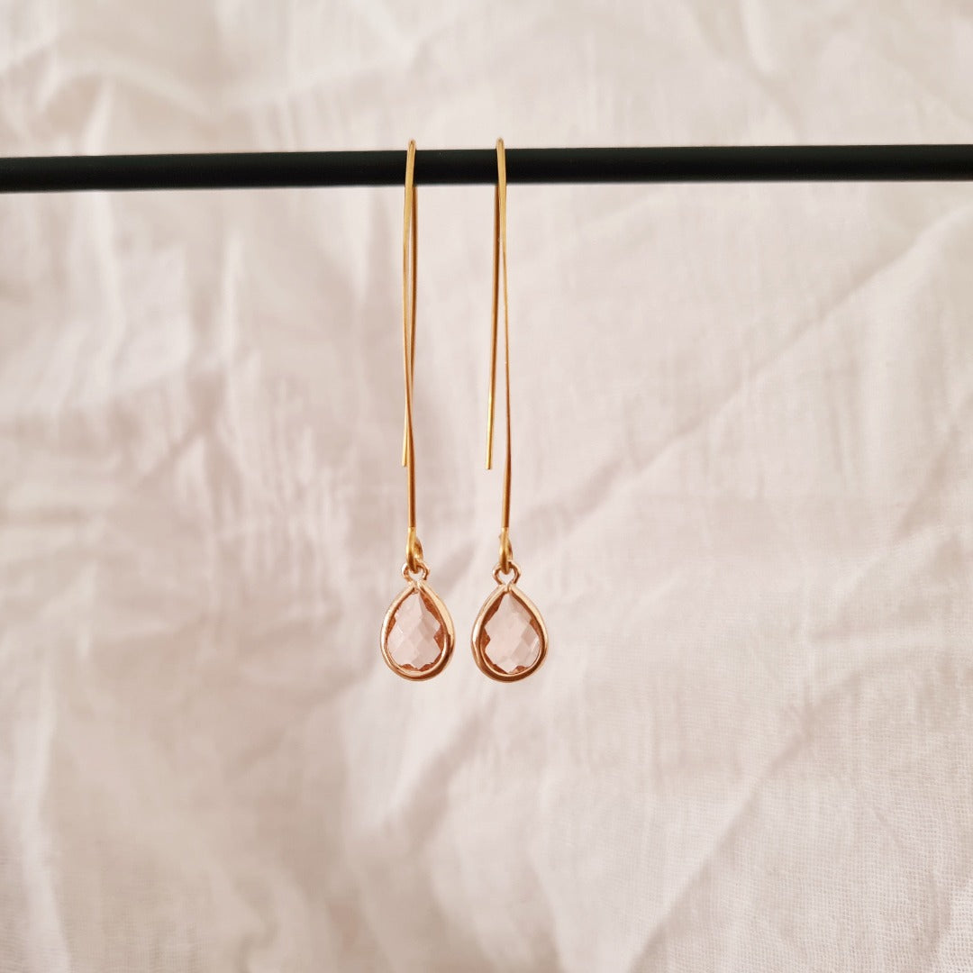 Oorbellen met roze bedel en open haakvorm, licht & elegant