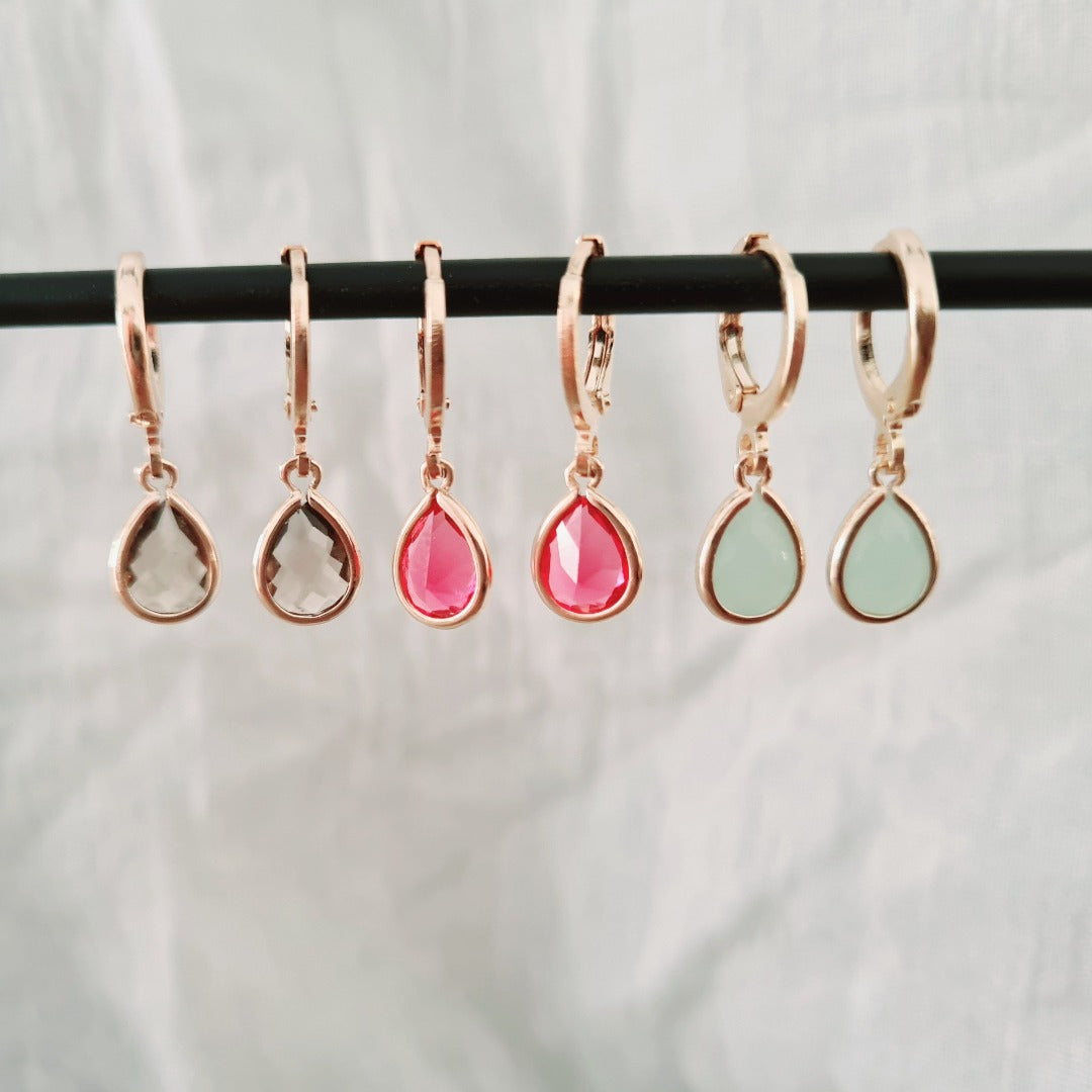 Goudkleurige ringetjes met roze steentje